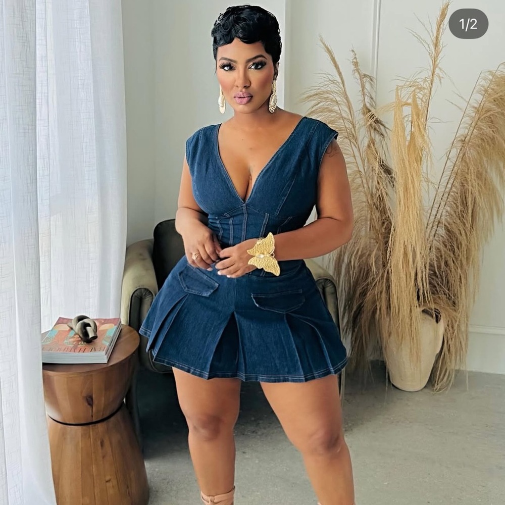 Denim V-Neck Pleated Mini romper in Deep Blue denim will fit size L/xl